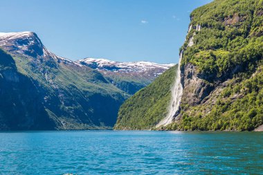 Mavi gökyüzüile dağ manzarası. Güzel doğa Norveç. Geiranger fiyort. Yedi Sisters Şelale