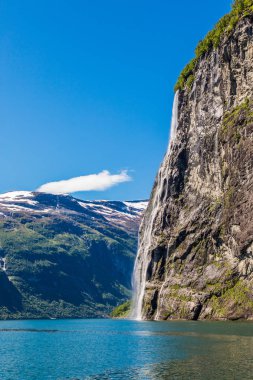 Mavi gökyüzüile dağ manzarası. Güzel doğa Norveç. Geiranger fiyort. Yedi Sisters Şelale