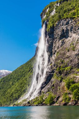 Mavi gökyüzüile dağ manzarası. Güzel doğa Norveç. Geiranger fiyort. Yedi Sisters Şelale