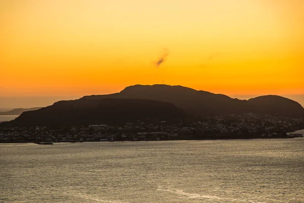 Alesund, Noruega. Vista aérea de Alesund, Noruega ao nascer do sol. Céu colorido sobre o famoso destino turístico com luz solar e montanhas — Fotografia de Stock