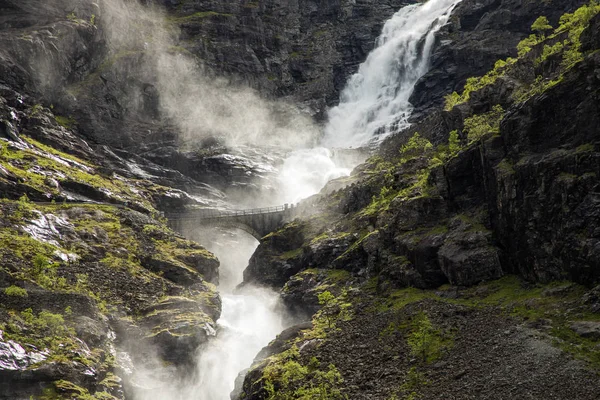 Trollstigen vízesés a szerpentin Mountain Road, Norvégia — Stock Fotó