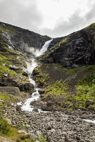 挪威蛇形山路上的特罗斯蒂根瀑布 — 图库照片