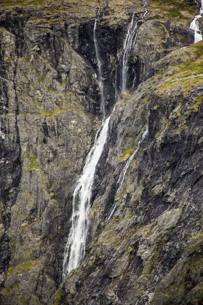 Trollstigen vízesés szerpentin Mountain Road, Norvégia — Stock Fotó