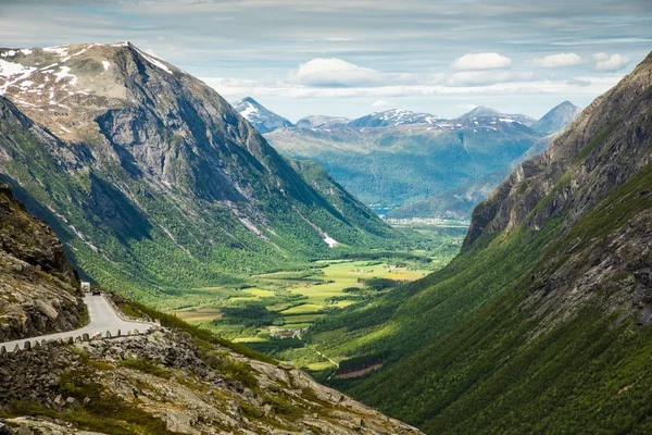 Trollstigen（英语：Trollstigen或Troll Path）是挪威鲁马市的一条蛇形山路。 — 图库照片