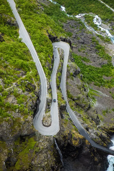 トロルスティゲンまたはトロルパス（英語: Trollstigen or Trolls Path）は、ノルウェー・ラウマ市の山岳道路。 — ストック写真