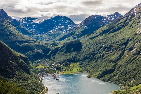 Geiranger fjord, schöne natur norwegen. 15 Kilometer langer Abzweig vom Sunnylvsfjord, einem Abzweig vom Storfjord . — Stockfoto