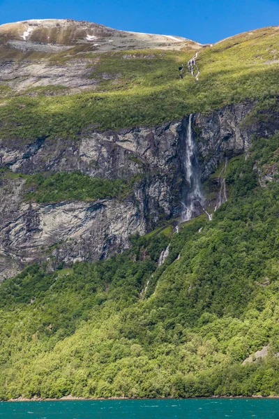 Geiranger Fjord, gyönyörű természet Norvégia. 15 kilométer 9,3 mi hosszú ág le a Sunnylvsfjorden, amely egy ág le a Storfjorden nagy-fjord . — Stock Fotó