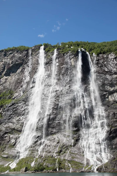 Hegyi táj kék eget. Gyönyörű természet Norvégia. Geiranger fjord. Hét nővér vízesés — Stock Fotó