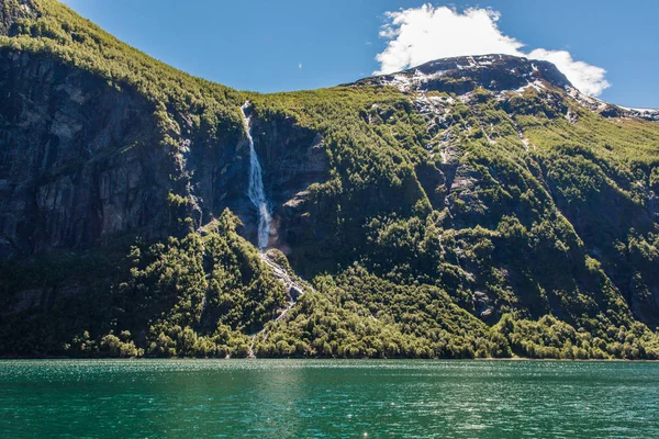 Geiranger Fjord, Norvégia: táj a hegyek és vízesések nyáron. Norvégia jellege és az utazás háttere. Kamera lebeg a víz felett, Kilátás felülről. — Stock Fotó
