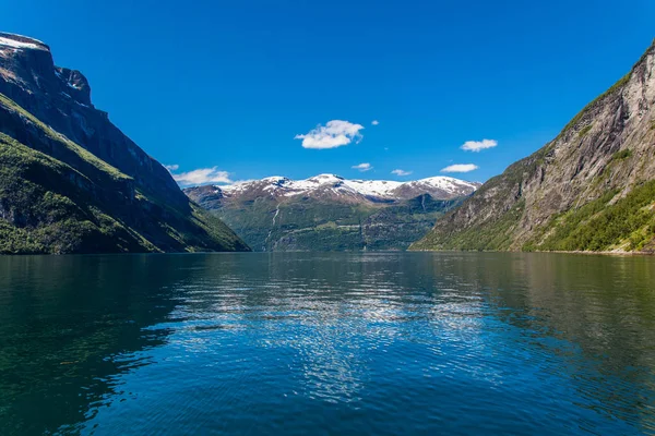 Noruega Geiranger. El paisaje escandinavo. Geirangerfjord. Hermoso paisaje . — Foto de Stock