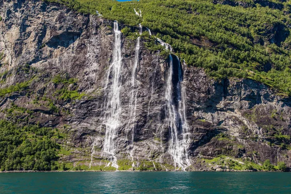 Geiranger Fjord, Norvégia: táj a hegyek és vízesések nyáron. Norvégia jellege és az utazás háttere. Kamera lebeg a víz felett, Kilátás felülről. — Stock Fotó