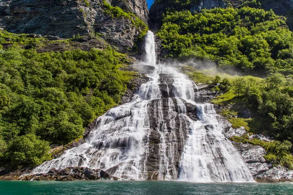 盖朗格峡湾，挪威：夏季有山脉和瀑布的景观。挪威自然和旅行背景。相机悬停在水面上，从上面看. — 图库照片