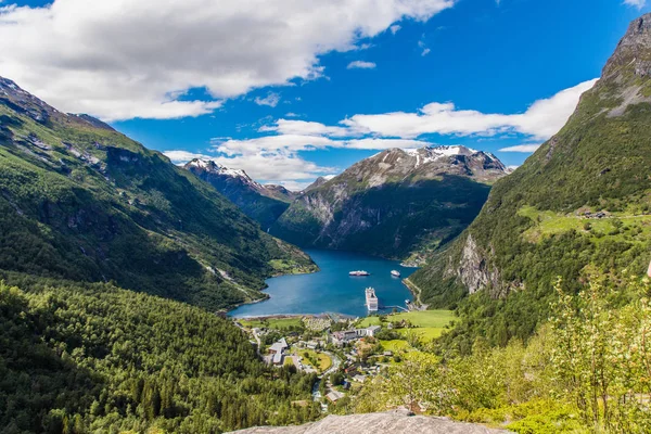 Norwegische Kreuzfahrt, Berge und Dorf im Geiranger Fjord. — Stockfoto