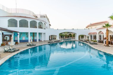 Şarm El Şeyh, Mısır - Mayıs 2019: Havuz kenarında rahat dinlenme konsepti. Oryantal tarzında bir bar ile güzel yüzme havuzu.
