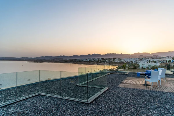 Sharm al Sheikh, Egypte-mei, 2019: tropisch luxe toeristisch resort. Prachtige avond uitzicht op de rode zee en kleurrijke levendige hemel na zonsondergang uitzicht op de rode zee. Sinaï-schiereiland — Stockfoto