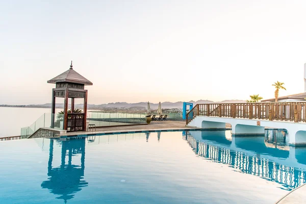 Şarm El Şeyh, Mısır - Mayıs 2019: Havuz kenarında rahat dinlenme konsepti. Oryantal tarzında bir bar ile güzel yüzme havuzu. — Stok fotoğraf