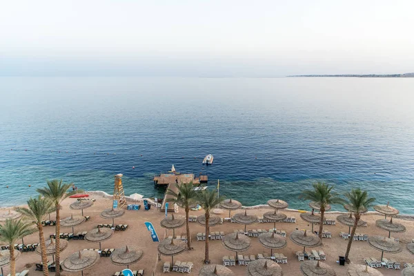 Şarm El Şeyh, Mısır - Mayıs 2019: Şarm El Şeyh şehrinde Kızıldeniz kıyısında güzel güneşli plaj ve şemsiyeler, Mısır. Sina Yarımadası'nda turistik rekreasyon alanı — Stok fotoğraf