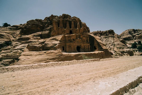 Jordan-May, 2019: uitzicht vanaf de weg naar het klooster in Petra Jordan. Bergen, blauwe hemel — Stockfoto