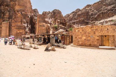 Ürdün, Petra - Mayıs 2019: Turistler ve yerlilerle petra antik kentinin turistik kompleksi