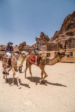Ürdün, Petra - Mayıs 2019: Turistler ve yerlilerle petra antik kentinin turistik kompleksi
