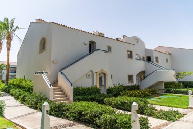 Sharm El Sheikh, Mısır - Mayıs, 2019: Kızıldeniz sahilinde tropikal lüks tatil oteli, Şarm el Şeyh, Mısır.