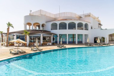 Sharm El Sheikh, Mısır - Mayıs, 2019: Kızıldeniz sahilinde tropikal lüks tatil oteli, Şarm el Şeyh, Mısır.