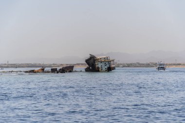 Şarm El Şeyh, Mısır - Mayıs, 2019: Tiran adası yakınlarındaki gemi enkazı - Şarm beldesinin cazibe