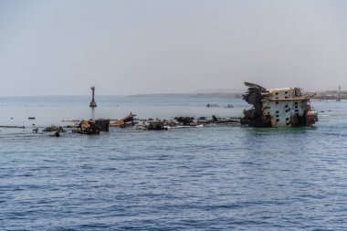 Şarm El Şeyh, Mısır - Mayıs, 2019: Tiran adası yakınlarındaki gemi enkazı - Şarm beldesinin cazibe