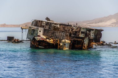 Şarm El Şeyh, Mısır - Mayıs, 2019: Tiran adası yakınlarındaki gemi enkazı - Şarm beldesinin cazibe