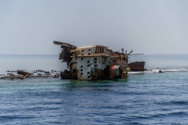 Şarm El Şeyh, Mısır - Mayıs, 2019: Tiran adası yakınlarındaki gemi enkazı - Şarm beldesinin cazibe