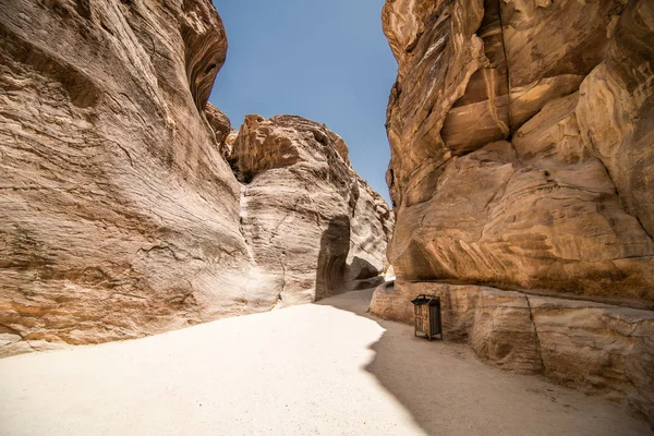PETRA, JORDANIE - Mai 2019 : Les touristes en route vers la ville de Petra en Jordanie — Photo