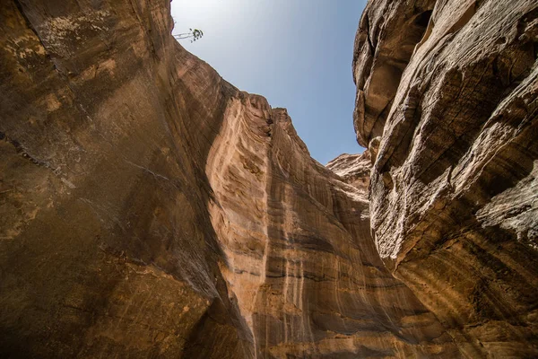 O Siq, o estreito slot-canyon que serve como a passagem de entrada para a cidade escondida de Petra, Jordânia. Este é um Património Mundial da UNESCO — Fotografia de Stock