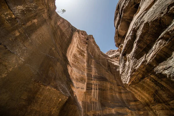 Le Siq, l'étroit canyon à fente qui sert de passage d'entrée à la ville cachée de Petra, en Jordanie. Ceci est un site du patrimoine mondial de l'UNESCO — Photo