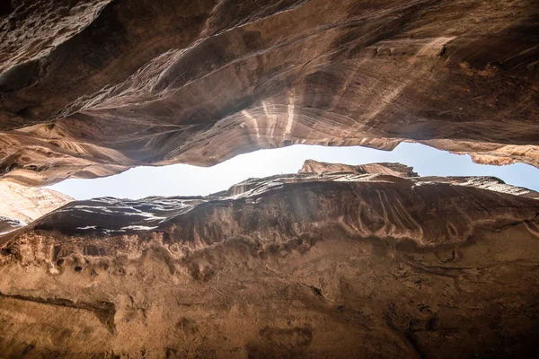 O Siq, o estreito slot-canyon que serve como a passagem de entrada para a cidade escondida de Petra, Jordânia. Este é um Património Mundial da UNESCO — Fotografia de Stock