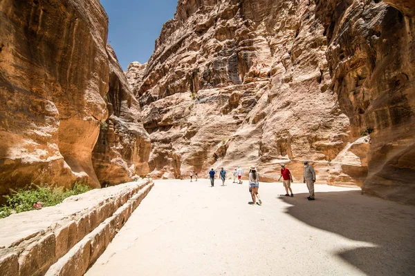 Petra, Jordanië,-mei, 2019. Toeristen in de oude stad van Petra in Jordanië — Stockfoto