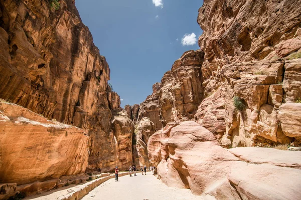 Petra, Jordanië,-mei, 2019. Toeristen in de oude stad van Petra in Jordanië — Stockfoto