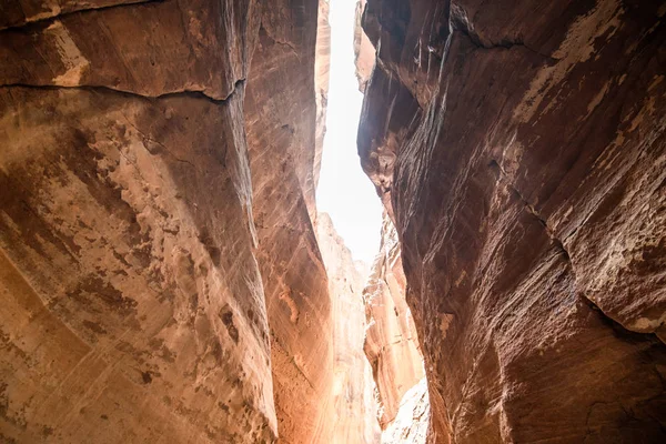 Le Siq, l'étroit canyon à fente qui sert de passage d'entrée à la ville cachée de Petra, en Jordanie. Ceci est un site du patrimoine mondial de l'UNESCO — Photo