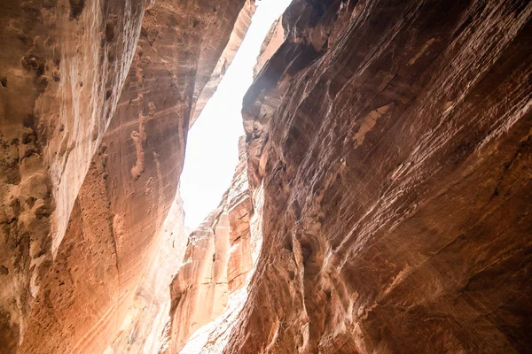 O Siq, o estreito slot-canyon que serve como a passagem de entrada para a cidade escondida de Petra, Jordânia. Este é um Património Mundial da UNESCO — Fotografia de Stock