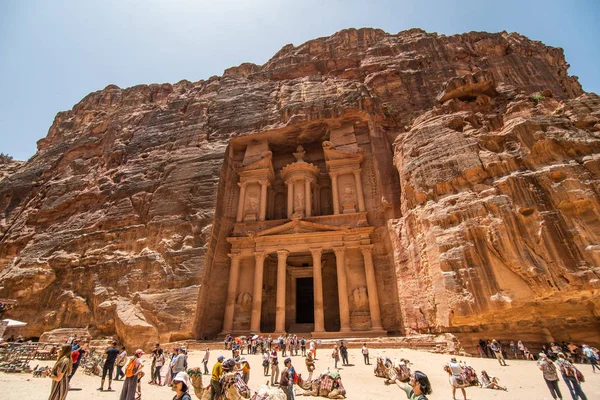 Jordanien, Petra-maj 2019: turistkomplex av den antika staden Petra med turister och lokalbefolkningen — Stockfoto