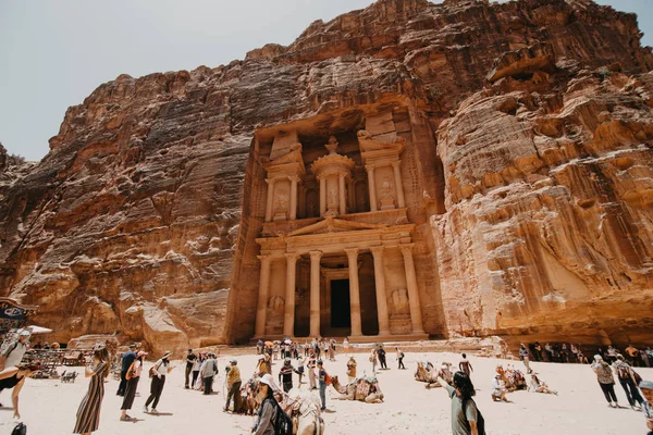 Jordanien, Petra-maj 2019: turistkomplex av den antika staden Petra med turister och lokalbefolkningen — Stockfoto