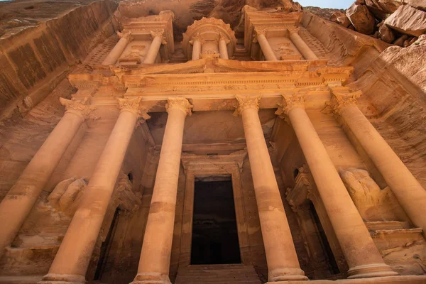 Petra, Jordanien-maj, 2019: berömda fasaden av AD Deir i den antika staden Petra, Jordanien. Klostret i den antika staden Petra. Templet i Al Khazneh i Petra är ett av Unescos världsarv — Stockfoto
