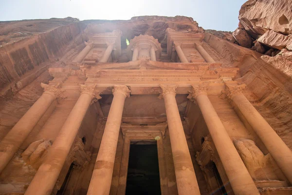 Petra, Jordânia - Maio de 2019: Fachada famosa de Ad Deir na cidade antiga Petra, Jordânia. Mosteiro na antiga cidade de Petra. O templo de Al Khazneh em Petra é um dos Patrimônios Mundiais da UNESCO — Fotografia de Stock