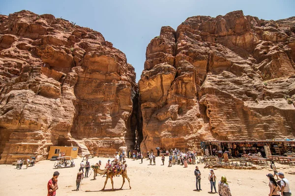 Jordan, Petra-mei 2019: toeristisch complex van de oude stad Petra met toeristen en locals — Stockfoto