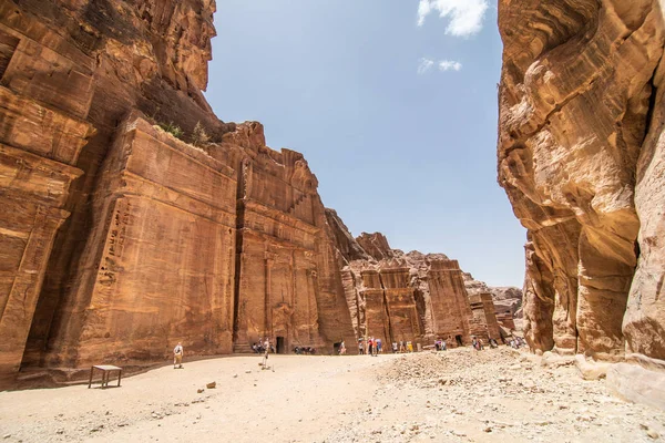 Petra, Jordanien-maj, 2019: berömda fasaden av AD Deir i den antika staden Petra, Jordanien. Klostret i den antika staden Petra. Templet i Al Khazneh i Petra är ett av Unescos världsarv — Stockfoto