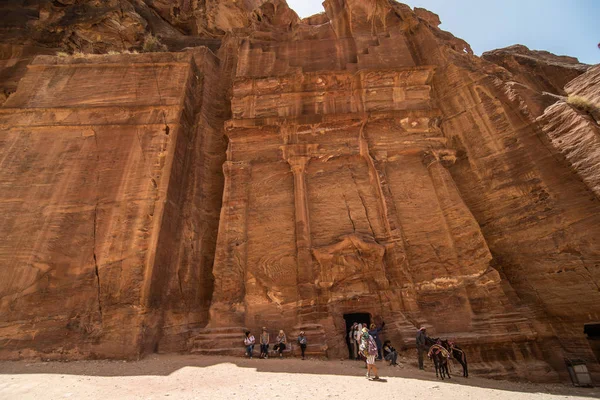 Jordanien, Petra-maj 2019: turistkomplex av den antika staden Petra med turister och lokalbefolkningen — Stockfoto