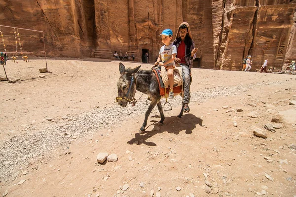 Jordan, Petra-mei 2019: toeristisch complex van de oude stad Petra met toeristen en locals — Stockfoto