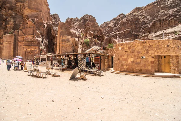 Jordan, Petra-mei 2019: toeristisch complex van de oude stad Petra met toeristen en locals — Stockfoto