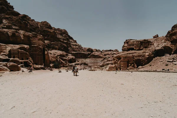 GIORDANIA, Antica Petra - Maggio, 2019: Complesso turistico dell'antica città di Petra con turisti e gente del posto — Foto Stock