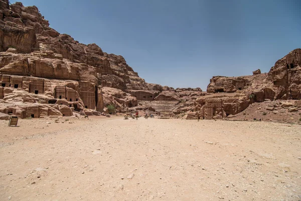 Jordanië, oude Petra-mei, 2019: toeristisch complex van de oude stad Petra met toeristen en locals — Stockfoto