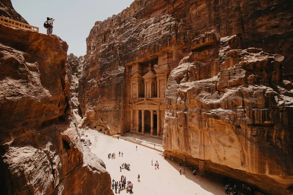 Jordan, Ancient Petra-maj, 2019: turistkomplex av den antika staden Petra med turister och lokalbefolkningen — Stockfoto